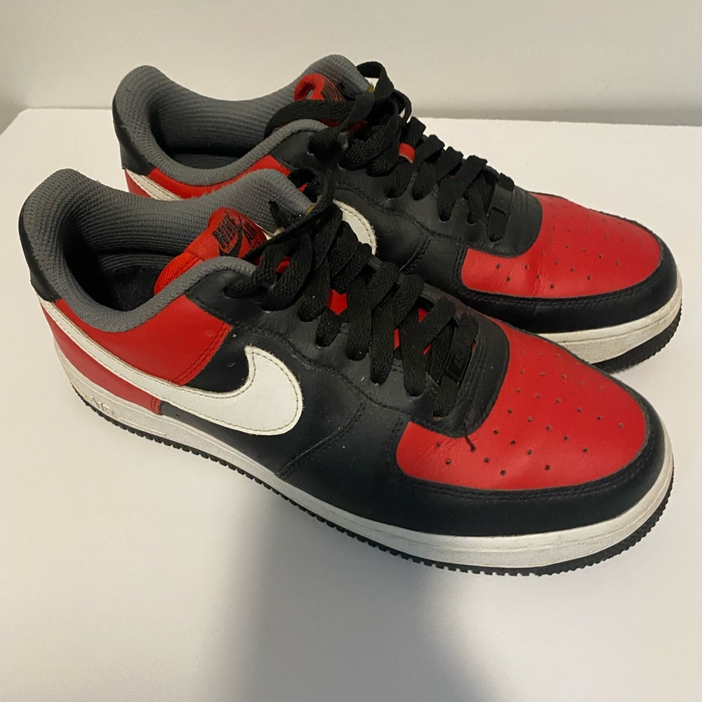 Nike Men's Black, Red, and White Sneakers